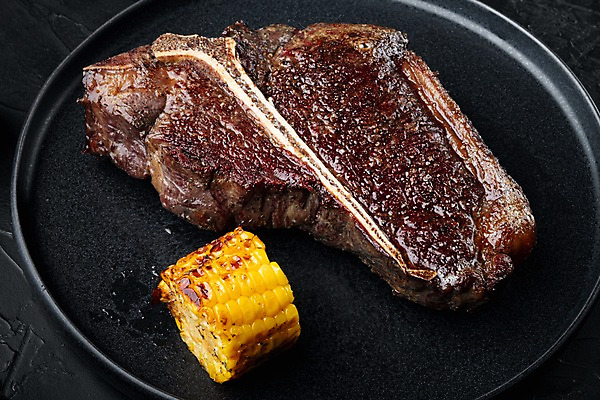 포토 JPG 해외이미지 접시 검은배경 옥수수 비프스테이크 사람없음 소고기 옥수수구이 티본스테이크 해외포토 식기 백그라운드 곡류 육류 스테이크 검은색 구이 파일형식