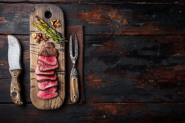 포토 JPG 해외이미지 포크 단면 마늘 비프스테이크 사람없음 하이앵글 소고기 식탁보 아스파라거스 슬라이스 식칼 고기포크 나무도마 등심 카피스페이스 나무배경 해외포토 식기 뷰포인트 백그라운드 채소 주방용품 도마 육류 스테이크 목재 공백 파일형식