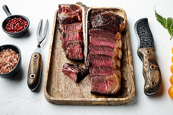 포토 JPG 해외이미지 포크 단면 비프스테이크 사람없음 소고기 흰배경 슬라이스 식칼 고기포크 나무쟁반 통후추 티본스테이크 핑크솔트 해외포토 식기 백그라운드 주방용품 쟁반 육류 스테이크 목재 흰색 소금 후추 파일형식