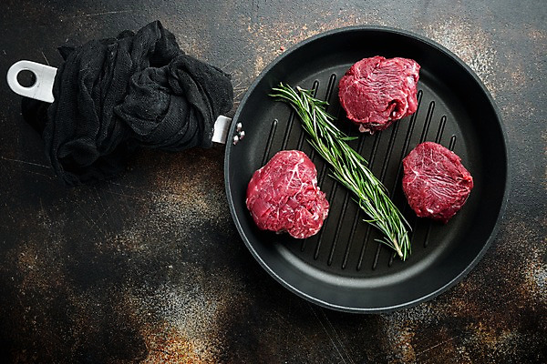 포토 JPG 해외이미지 생고기 비프스테이크 사람없음 소고기 프라이팬 로즈메리 등심 나무배경 해외포토 백그라운드 주방용품 육류 스테이크 허브 파일형식
