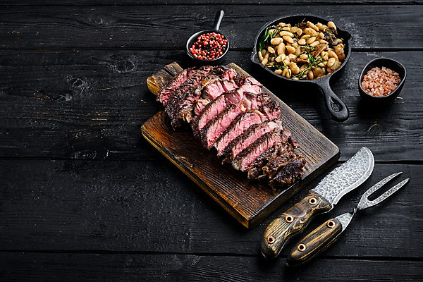 포토 JPG 해외이미지 포크 검은배경 콩 비프스테이크 사람없음 소고기 슬라이스 식칼 고기포크 나무도마 립아이 통후추 카피스페이스 핑크솔트 해외포토 식기 백그라운드 주방용품 곡류 도마 육류 스테이크 목재 검은색 공백 소금 후추 파일형식