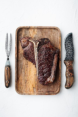 포토 JPG 해외이미지 포크 비프스테이크 사람없음 하이앵글 소고기 흰배경 식칼 고기포크 나무쟁반 티본스테이크 해외포토 식기 뷰포인트 백그라운드 주방용품 쟁반 육류 스테이크 목재 흰색 파일형식