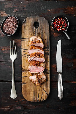 포토 JPG 해외이미지 포크 스테이크 사람없음 하이앵글 나이프 슬라이스 오리고기 나무도마 통후추 나무배경 해외포토 식기 뷰포인트 백그라운드 오리 도마 서양음식 육류 목재 칼 후추 파일형식