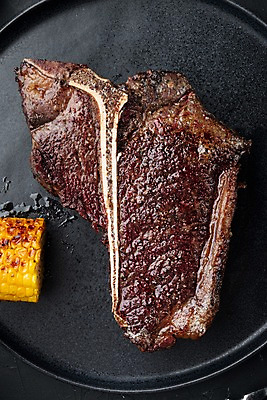 포토 JPG 해외이미지 접시 검은배경 옥수수 비프스테이크 사람없음 하이앵글 소고기 옥수수구이 티본스테이크 해외포토 식기 뷰포인트 백그라운드 곡류 육류 스테이크 검은색 구이 파일형식