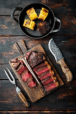 포토 JPG 해외이미지 포크 단면 옥수수 비프스테이크 사람없음 소고기 냄비 슬라이스 식칼 고기포크 나무도마 옥수수구이 티본스테이크 나무배경 해외포토 식기 백그라운드 주방용품 곡류 도마 육류 스테이크 목재 솥 구이 파일형식