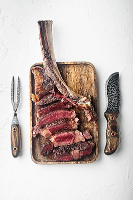 포토 JPG 해외이미지 포크 비프스테이크 사람없음 소고기 흰배경 슬라이스 식칼 고기포크 나무쟁반 토마호크 해외포토 식기 백그라운드 주방용품 쟁반 육류 스테이크 목재 흰색 파일형식