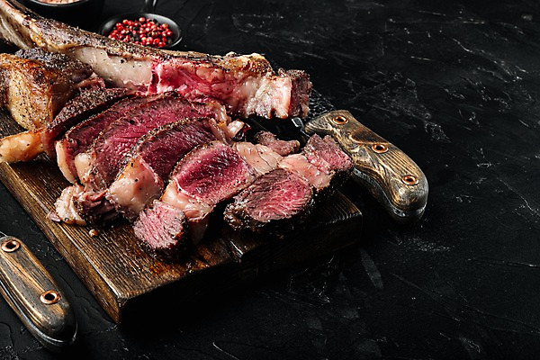 포토 JPG 해외이미지 검은배경 단면 비프스테이크 사람없음 소고기 슬라이스 식칼 나무도마 통후추 카피스페이스 토마호크 해외포토 백그라운드 주방용품 도마 육류 스테이크 목재 검은색 공백 후추 파일형식