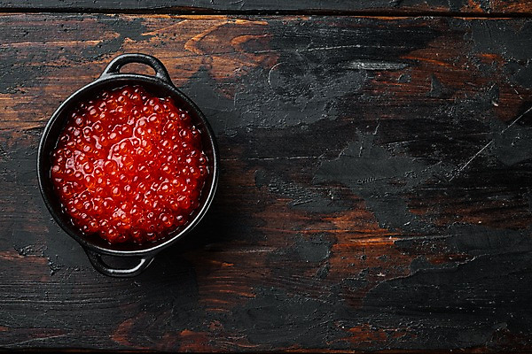 포토 JPG 해외이미지 그릇 실내 사람없음 하이앵글 나무탁자 연어알 카피스페이스 해외포토 식기 뷰포인트 탁자 내부 알 공백 파일형식