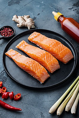 포토 JPG 해외이미지 고추 회색배경 실내 사람없음 신선 연어 생강 레몬그라스 소스통 통후추 해외포토 백그라운드 채소 통 어류 내부 회색 소스_음식 후추 파일형식