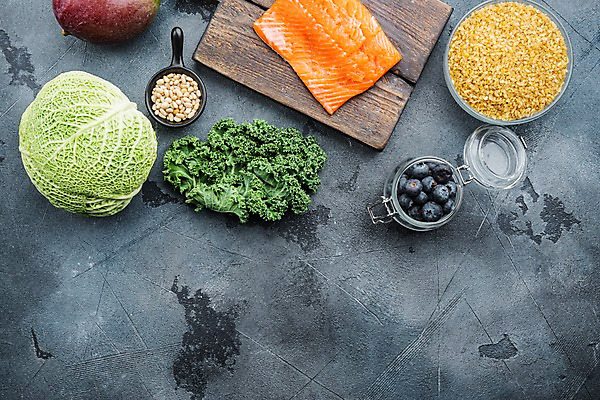 포토 JPG 해외이미지 회색배경 유리병 실내 사람없음 신선 양배추 블루베리 연어 나무도마 케일 카피스페이스 해외포토 백그라운드 채소 과일 병_용기 도마 어류 내부 목재 공백 회색 파일형식