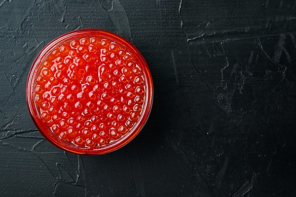 포토 JPG 해외이미지 검은배경 유리병 실내 사람없음 하이앵글 연어알 카피스페이스 해외포토 뷰포인트 백그라운드 병_용기 내부 알 검은색 공백 파일형식