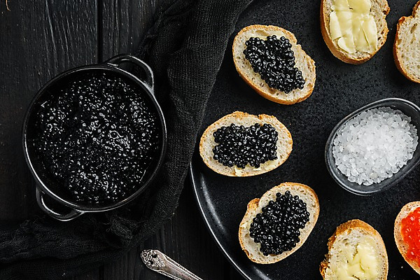 포토 JPG 해외이미지 그릇 접시 검은배경 실내 사람없음 하이앵글 바게트 카나페 소금 버터 연어알 캐비아 해외포토 식기 빵 뷰포인트 백그라운드 식재료 서양음식 내부 알 검은색 파일형식