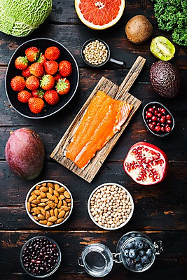 포토 JPG 해외이미지 그릇 딸기 유리병 실내 키위 사람없음 하이앵글 신선 자몽 양배추 블루베리 연어 아몬드 석류 망고 잣 아보카도 나무도마 나무탁자 병아리콩 케일 크랜베리 해외포토 식기 열매 뷰포인트 채소 과일 탁자 병_용기 콩 도마 어류 내부 목재 견과류 열대과일 파일형식