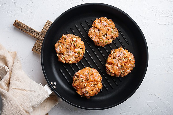 포토 JPG 해외이미지 실내 사람없음 하이앵글 프라이팬 흰배경 연어 패티 나무도마 뭉침 해외포토 뷰포인트 백그라운드 컨셉 주방용품 도마 어류 내부 목재 흰색 파일형식