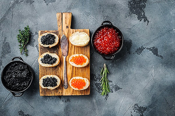 포토 JPG 해외이미지 그릇 회색배경 실내 사람없음 하이앵글 나이프 바게트 카나페 로즈메리 나무도마 백리향 연어알 캐비아 카피스페이스 해외포토 식기 빵 뷰포인트 백그라운드 식재료 도마 서양음식 내부 목재 알 공백 회색 칼 허브 파일형식