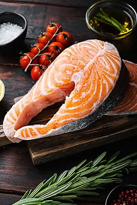 포토 JPG 해외이미지 그릇 방울토마토 실내 근접촬영 사람없음 신선 소금 연어 로즈메리 나무도마 나무배경 해외포토 식기 뷰포인트 백그라운드 토마토 도마 어류 내부 목재 허브 파일형식