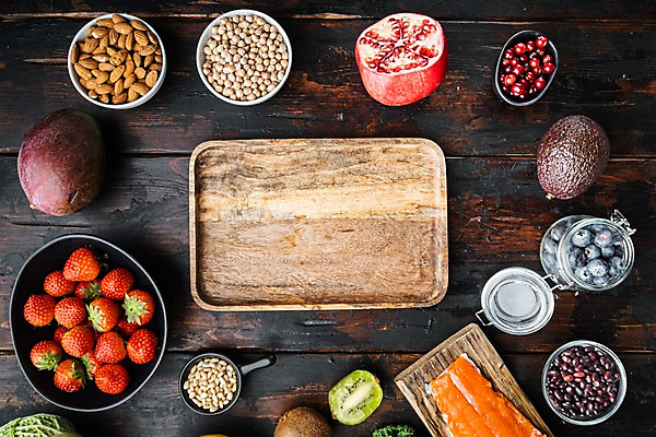 포토 JPG 해외이미지 그릇 유리병 실내 키위 사람없음 신선 자몽 블루베리 연어 아몬드 석류 망고 잣 아보카도 나무도마 나무쟁반 나무탁자 병아리콩 카피스페이스 해외포토 식기 과일 탁자 병_용기 콩 도마 쟁반 어류 내부 목재 공백 견과류 열대과일 파일형식