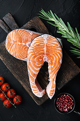 포토 JPG 해외이미지 방울토마토 검은배경 실내 사람없음 신선 연어 로즈메리 나무도마 통후추 해외포토 백그라운드 토마토 도마 어류 내부 목재 검은색 허브 후추 파일형식