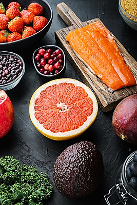 포토 JPG 해외이미지 그릇 회색배경 딸기 검은배경 유리병 실내 사람없음 신선 블루베리 연어 망고 아보카도 나무도마 케일 크랜베리 해외포토 식기 열매 백그라운드 채소 과일 병_용기 도마 어류 내부 목재 검은색 회색 열대과일 파일형식