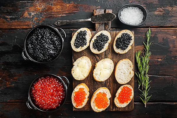 포토 JPG 해외이미지 그릇 실내 사람없음 하이앵글 나이프 바게트 카나페 소금 로즈메리 나무도마 나무탁자 연어알 캐비아 해외포토 식기 빵 뷰포인트 식재료 탁자 도마 서양음식 내부 목재 알 칼 허브 파일형식