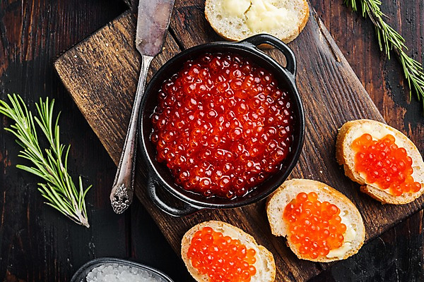 포토 JPG 해외이미지 그릇 실내 사람없음 하이앵글 나이프 바게트 카나페 소금 버터 로즈메리 나무도마 나무탁자 연어알 해외포토 식기 빵 뷰포인트 탁자 도마 서양음식 내부 목재 알 칼 허브 파일형식