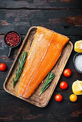 포토 JPG 해외이미지 그릇 방울토마토 실내 사람없음 하이앵글 신선 레몬 소금 연어 후추 로즈메리 나무쟁반 나무탁자 해외포토 식기 뷰포인트 토마토 과일 탁자 쟁반 어류 내부 목재 허브 향신료 파일형식