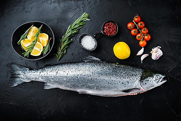 포토 JPG 해외이미지 그릇 방울토마토 검은배경 실내 마늘 사람없음 신선 레몬 소금 연어 로즈메리 통후추 해외포토 식기 백그라운드 토마토 채소 과일 어류 내부 검은색 허브 후추 파일형식