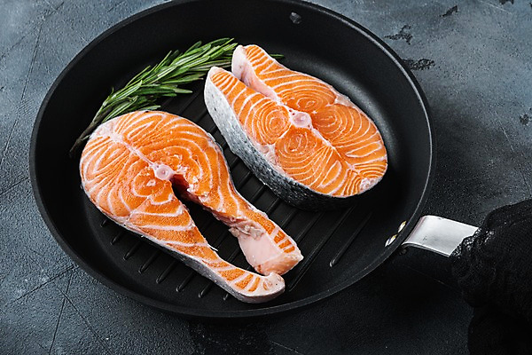 포토 JPG 해외이미지 회색배경 실내 사람없음 신선 프라이팬 연어 로즈메리 해외포토 백그라운드 주방용품 어류 내부 회색 허브 파일형식