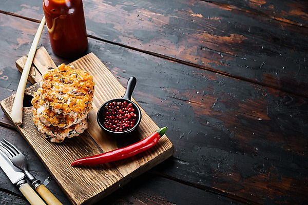 포토 JPG 해외이미지 그릇 포크 고추 실내 요리 사람없음 나이프 연어 패티 나무도마 나무탁자 레몬그라스 소스통 통후추 카피스페이스 해외포토 식기 채소 탁자 도마 통 어류 내부 목재 공백 소스_음식 칼 후추 파일형식