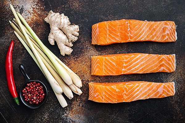 포토 JPG 해외이미지 그릇 고추 실내 사람없음 하이앵글 신선 연어 생강 레몬그라스 통후추 해외포토 식기 뷰포인트 채소 어류 내부 후추 파일형식