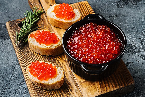 포토 JPG 해외이미지 그릇 회색배경 실내 사람없음 바게트 카나페 로즈메리 나무도마 연어알 해외포토 식기 빵 백그라운드 도마 서양음식 내부 목재 알 회색 허브 파일형식