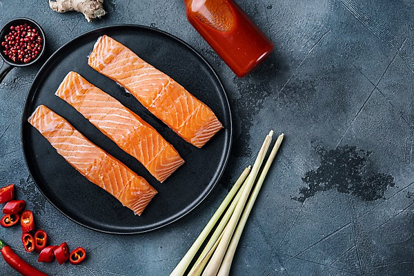 포토 JPG 해외이미지 접시 고추 회색배경 실내 사람없음 신선 연어 생강 레몬그라스 소스통 연어스테이크 통후추 해외포토 식기 백그라운드 채소 통 어류 스테이크 내부 회색 소스_음식 후추 파일형식