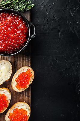 포토 JPG 해외이미지 검은배경 실내 사람없음 하이앵글 바게트 카나페 버터 나무도마 백리향 연어알 카피스페이스 해외포토 빵 뷰포인트 백그라운드 도마 서양음식 내부 목재 알 검은색 공백 파일형식