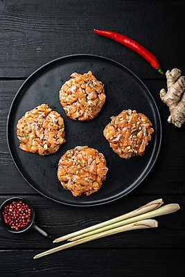 포토 JPG 해외이미지 접시 고추 검은배경 실내 사람없음 연어 생강 패티 레몬그라스 통후추 해외포토 식기 백그라운드 채소 어류 내부 검은색 후추 파일형식