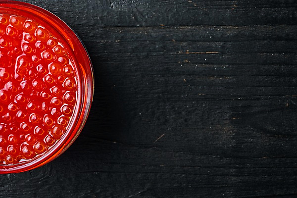 포토 JPG 해외이미지 검은배경 유리병 실내 근접촬영 사람없음 하이앵글 연어알 카피스페이스 해외포토 뷰포인트 백그라운드 병_용기 내부 알 검은색 공백 파일형식