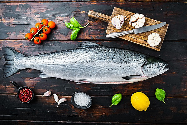 포토 JPG 해외이미지 한마리 그릇 방울토마토 실내 마늘 사람없음 하이앵글 신선 나이프 레몬 연어 바질 나무도마 나무탁자 통후추 해외포토 1 식기 뷰포인트 토마토 채소 과일 탁자 도마 어류 내부 목재 칼 후추 파일형식