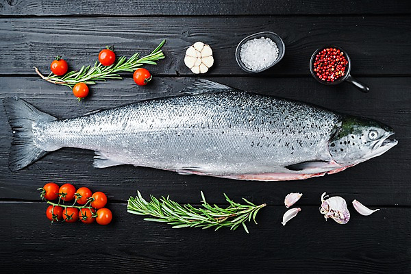 포토 JPG 해외이미지 한마리 그릇 방울토마토 실내 마늘 사람없음 하이앵글 신선 소금 연어 로즈메리 나무탁자 통후추 해외포토 1 식기 뷰포인트 토마토 채소 탁자 어류 내부 허브 후추 파일형식