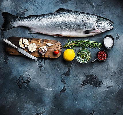 포토 JPG 해외이미지 방울토마토 회색배경 유리병 실내 마늘 사람없음 신선 나이프 허브 소금 연어 로즈메리 나무도마 통후추 카피스페이스 해외포토 식물 식기 백그라운드 토마토 채소 병_용기 도마 어류 내부 목재 공백 회색 칼 후추 파일형식