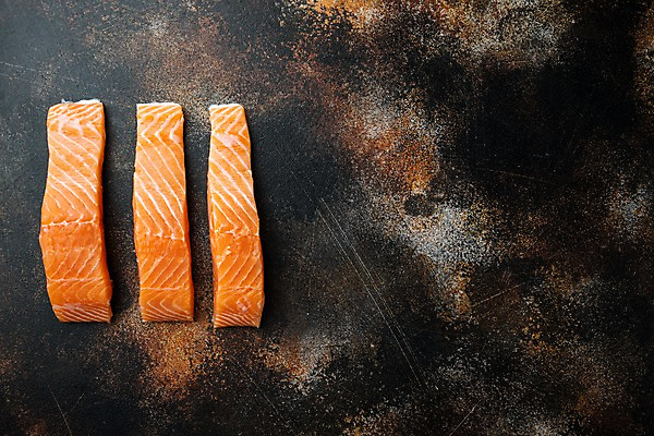 포토 JPG 해외이미지 검은배경 실내 사람없음 하이앵글 신선 연어 카피스페이스 해외포토 뷰포인트 백그라운드 어류 내부 검은색 공백 파일형식