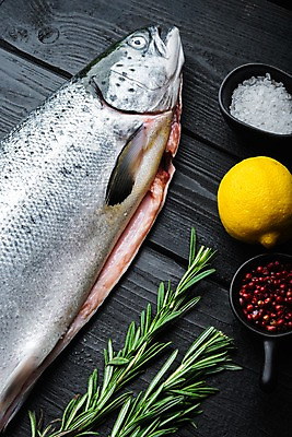 포토 JPG 해외이미지 한마리 그릇 실내 사람없음 신선 레몬 소금 연어 로즈메리 나무탁자 통후추 해외포토 1 식기 과일 탁자 어류 내부 허브 후추 파일형식