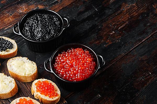 포토 JPG 해외이미지 그릇 실내 사람없음 바게트 카나페 버터 나무도마 나무탁자 연어알 캐비아 카피스페이스 해외포토 식기 빵 식재료 탁자 도마 서양음식 내부 목재 알 공백 파일형식