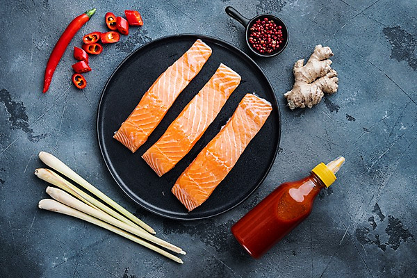 포토 JPG 해외이미지 접시 고추 회색배경 실내 사람없음 신선 허브 슬라이스 연어 생강 레몬그라스 소스통 통후추 해외포토 식물 식기 백그라운드 채소 통 어류 내부 회색 소스_음식 후추 파일형식