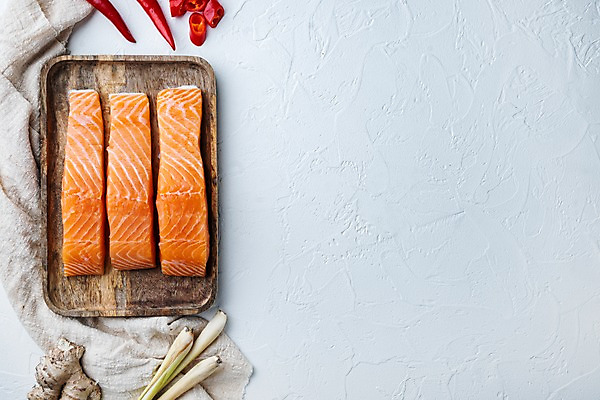 포토 JPG 해외이미지 고추 실내 사람없음 하이앵글 신선 천 흰배경 연어 생강 나무쟁반 레몬그라스 해외포토 뷰포인트 백그라운드 채소 쟁반 어류 내부 목재 흰색 직물 파일형식