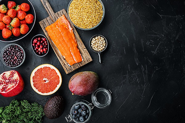 포토 JPG 해외이미지 그릇 딸기 검은배경 유리병 실내 사람없음 신선 자몽 블루베리 연어 석류 망고 잣 아보카도 나무도마 케일 크랜베리 카피스페이스 해외포토 식기 열매 백그라운드 채소 과일 병_용기 도마 어류 내부 목재 검은색 공백 견과류 열대과일 파일형식