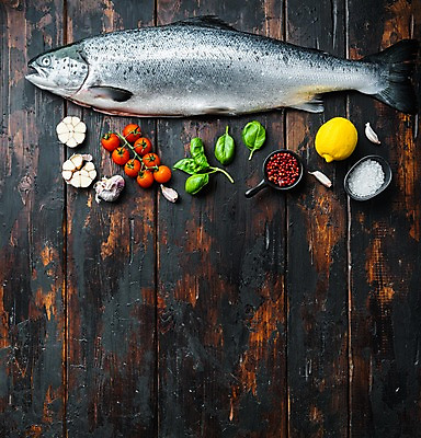 포토 JPG 해외이미지 한마리 그릇 방울토마토 실내 마늘 사람없음 하이앵글 신선 레몬 소금 연어 바질 나무탁자 통후추 카피스페이스 해외포토 1 식기 뷰포인트 토마토 채소 과일 탁자 어류 내부 공백 후추 파일형식