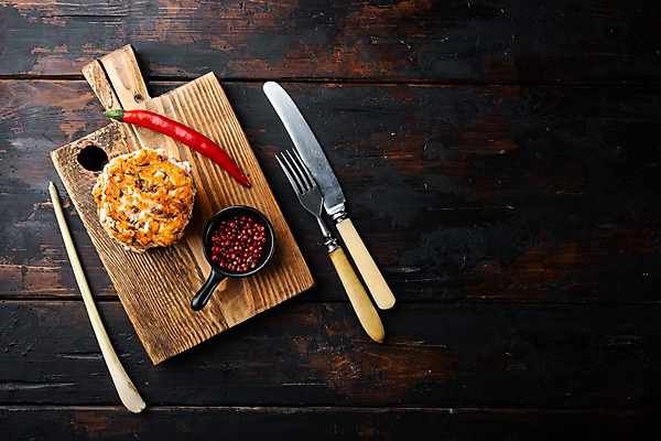 포토 JPG 해외이미지 그릇 포크 고추 실내 사람없음 하이앵글 나이프 연어 패티 나무도마 나무탁자 레몬그라스 통후추 카피스페이스 해외포토 식기 뷰포인트 채소 탁자 도마 어류 내부 목재 공백 칼 후추 파일형식