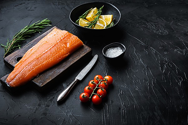 포토 JPG 해외이미지 그릇 방울토마토 검은배경 실내 사람없음 신선 레몬 소금 연어 로즈메리 나무도마 해외포토 식기 백그라운드 토마토 과일 도마 어류 내부 목재 검은색 허브 파일형식