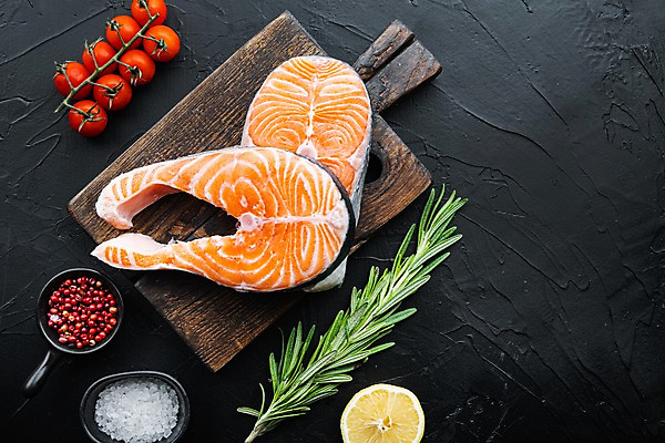 포토 JPG 해외이미지 그릇 방울토마토 검은배경 실내 사람없음 신선 레몬 소금 연어 로즈메리 나무도마 통후추 해외포토 식기 백그라운드 토마토 과일 도마 어류 내부 목재 검은색 허브 후추 파일형식