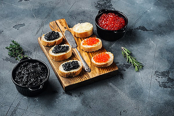 포토 JPG 해외이미지 그릇 회색배경 실내 사람없음 나이프 바게트 카나페 로즈메리 나무도마 연어알 캐비아 해외포토 식기 빵 백그라운드 식재료 도마 서양음식 내부 목재 알 회색 칼 허브 파일형식