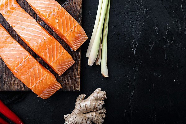 포토 JPG 해외이미지 고추 검은배경 실내 사람없음 신선 연어 생강 나무도마 레몬그라스 해외포토 백그라운드 채소 도마 어류 내부 목재 검은색 파일형식